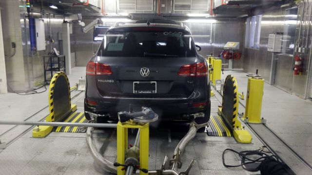 Un Volkswagen durante una prueba de emisiones.