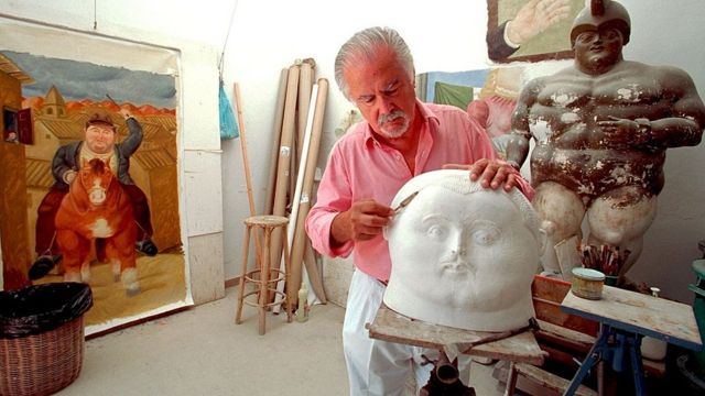 Botero trabajando en un molde para una escultura de bronce en 2001.