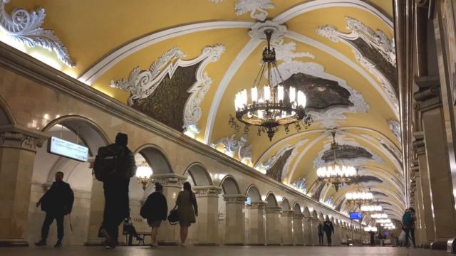 Pessoas caminham em estação de metrô em Moscou