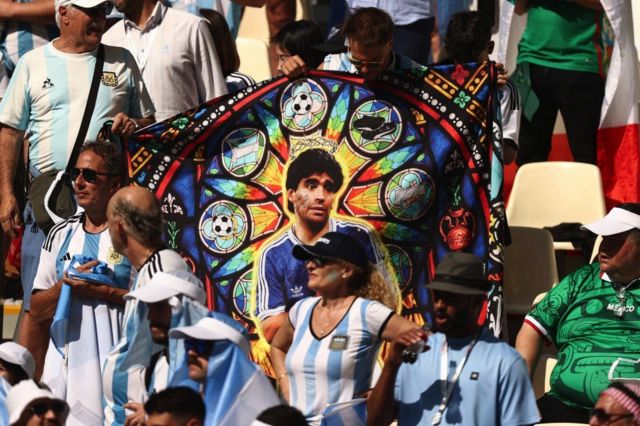 مشجعو الأرجنتين في مدرج لوسيل في قطر خلال مباراة منتخبهم مع السعودية خلال كأس العالم 2022