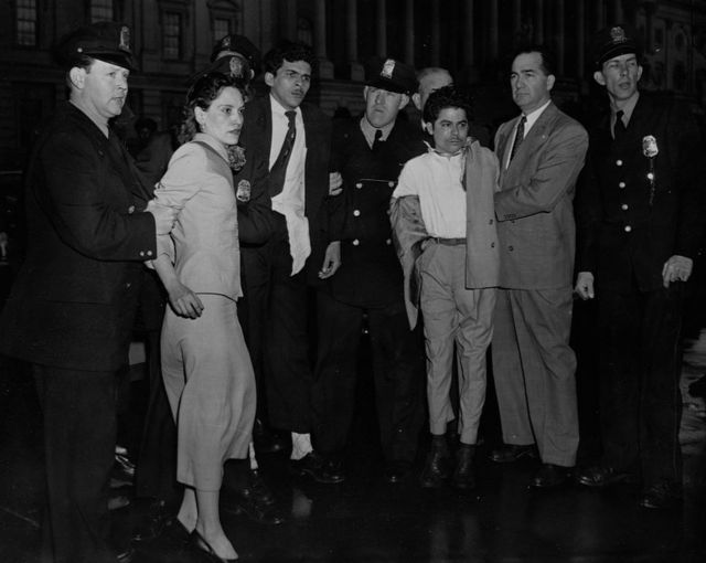 Imagem da prisão de Lolita Lebrón após atacar o Congresso dos Estados Unidos.