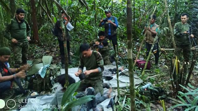 Soldados militares colombianos atienden a niños sobrevivientes de un avión Cessna 206 que se estrelló el 1 de mayo en las selvas de Caquetá, en los límites entre Caquetá y Guaviare, en esta foto del folleto publicada el 9 de junio de 2023
