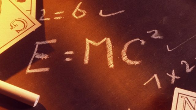 equação de Einstein: E = mc²