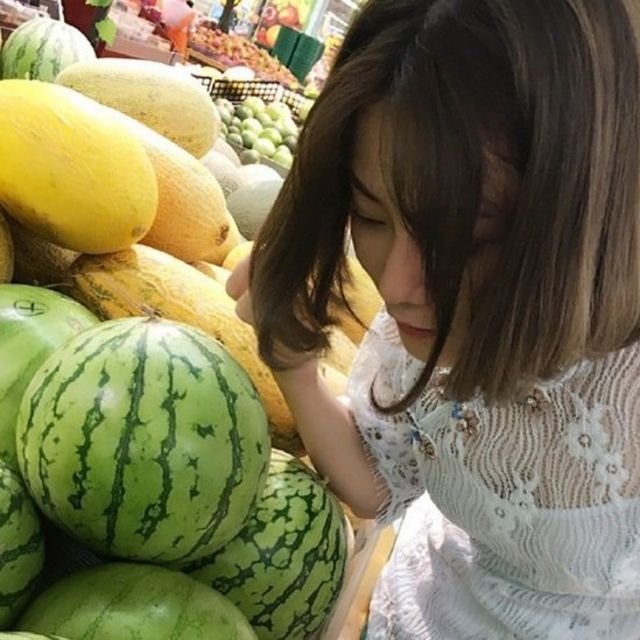 Foto de mulher 'ouvindo' melancia