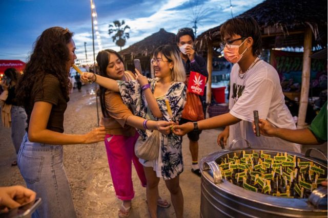 التايلانديون يشترون مصاصات القنب في مهرجان تقنين الماريجوانا في 11 يونيو 2022 في ناخون باتوم ، تايلاند.