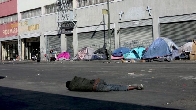 Barracas de moradores de rua em Skid Row, Los Angeles