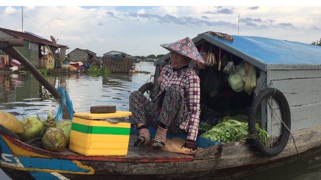 Chiếc ghe là nơi bán hàng và sinh sống của vợ chồng ông Trần Văn Tấn