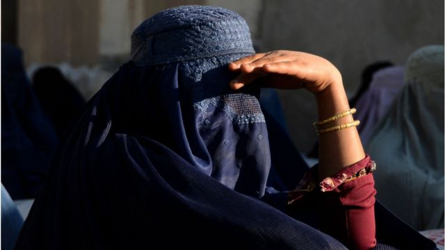 Mulher afegã vestindo uma burca.