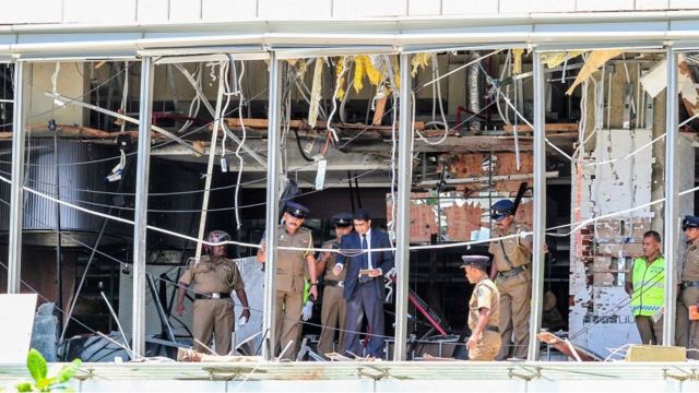Fachada de hotel destruída por explosão de bomba no Sri Lanka