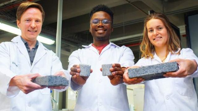 Dr Dyllon Randall (ibumoso), wayoboye umushinga wo gukora aya matafari akozwe mu nkari, mu ifoto n'abanyeshuri Vukheta Mukhari na Suzanne Lambert