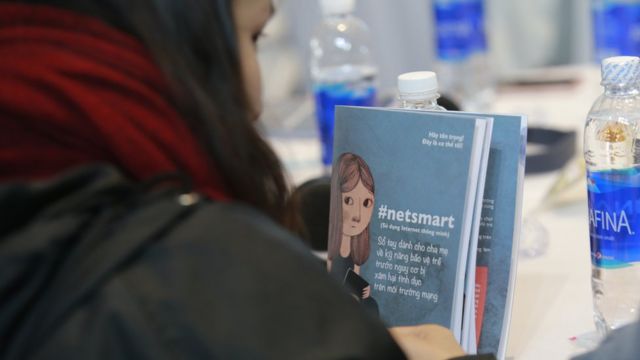 Trong ngày thứ hai của VIF, Tổ chức Cứu trợ Trẻ em và Đại sứ quán Thuỵ Điển cũng ra mắt cuốn sách "Netsmart"