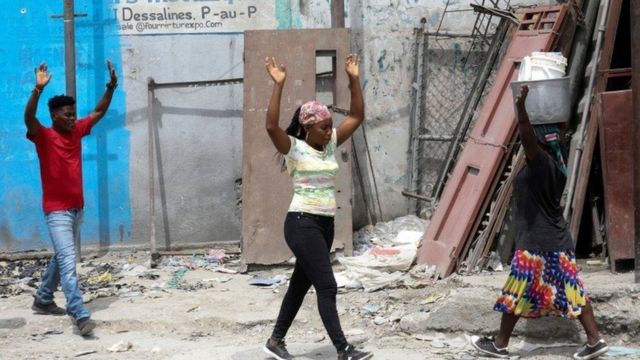 سكان أحد أحياء هايتي يفرون من اشتباكات بين العصابات المسلحة