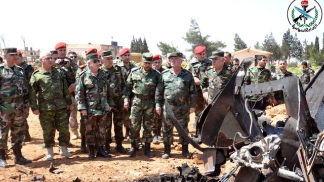 بازدید مقام های نظامی سوریه از پایگاه شعیرات پس از حمله آمریکا