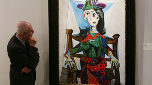 Un hombre ve el cuadro de Picasso "Dora Maar au Chat".