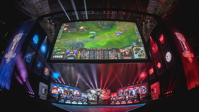 SKT crowned 2016 League of Legends world champions - BBC News