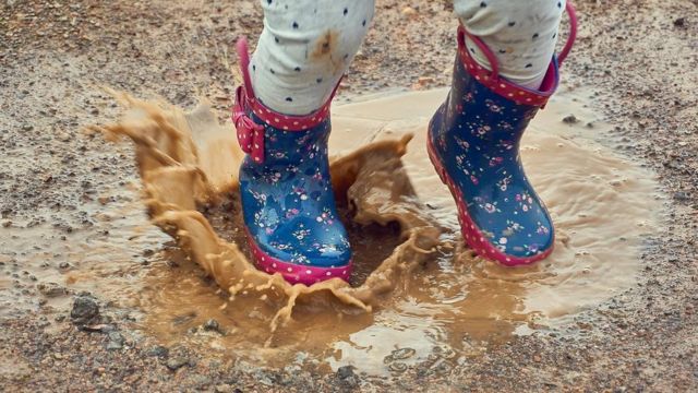 குழந்தைகள் அழுக்காவது அவர்கள் உடல்நலத்திற்கும் நன்மை பயக்கலாம்.