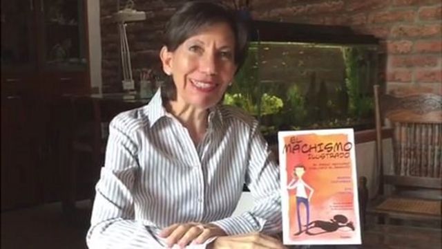 Eva Lobatón junto al libro "El machismo invisible".