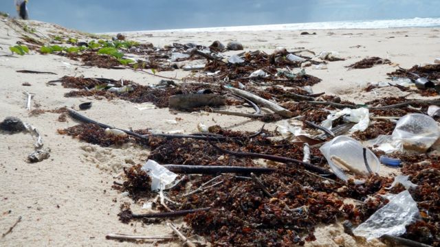 Poluição por plástico: a cidade sufocada por 17 mil toneladas de resíduos -  BBC News Brasil