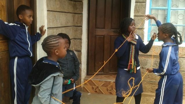 Abanyeshule bariko basimba umugozi 28/09/2016