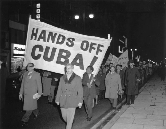 متظاهرون ضد الموقف الأمريكي من أزمة الصواريخ الكوبية