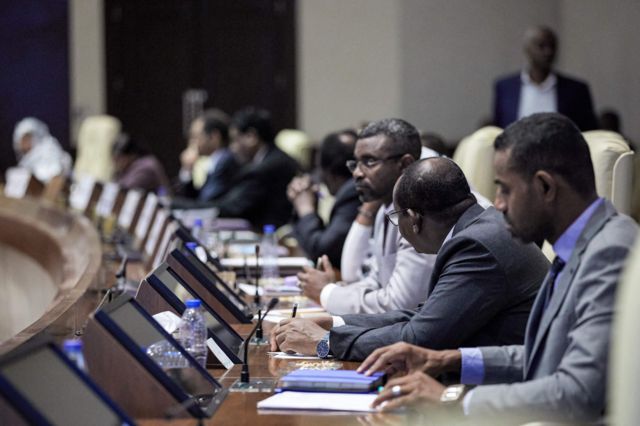 جانب من الاجتماع الطارئ للحكومة السودانية لمناقشة محاولة الانقلاب الفاشلة