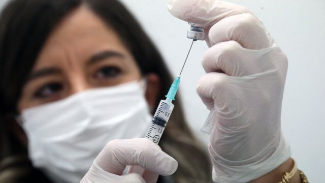 医护人员在土耳其安卡拉为市民接种中国科兴公司生产的新冠疫苗（新华社图片12/2/2021）