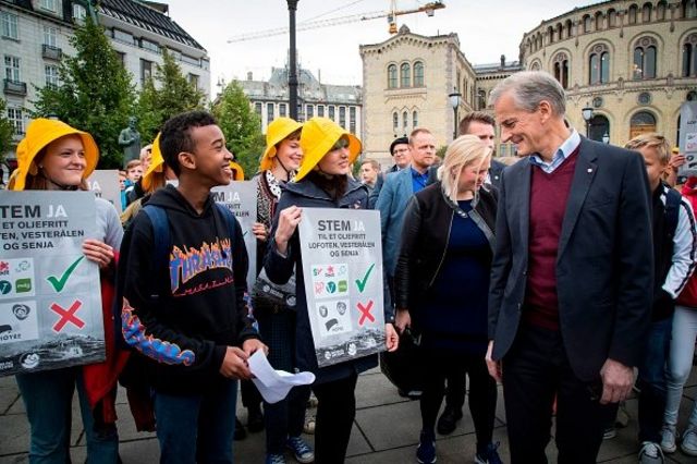 Sejumlah remaja yang tergabung dalam organisasi Nature and Youth di Norwegia berunjuk rasa damai menuntut upaya pelestarian lingkungan