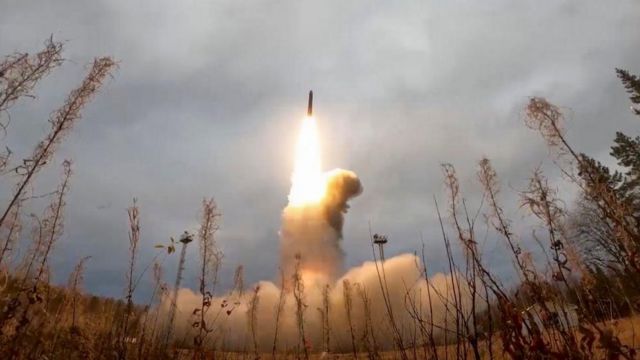 Um míssil balístico intercontinental Yars sendo lançado no Cosmódromo de Plesetsk durante treinamento para testar as forças de dissuasão estratégicas da Rússia em 26 de outubro de 2022
