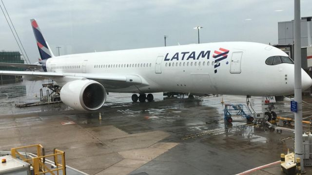 Avião da Latam que leva os brasileiros estacionado em aeroporto