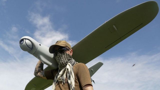 Soldado ucraniano con un dron.