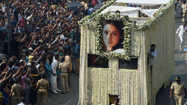 急死のインド女優シュリデビさん追悼にムンバイ大混雑 cニュース