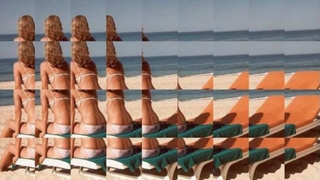 Mulher sentada em cadeira na praia