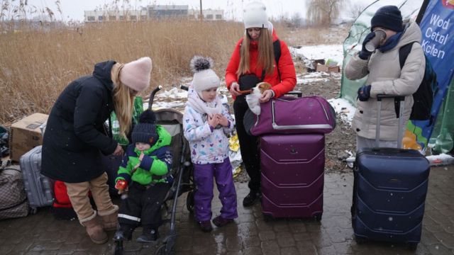 Refugiados ucranianos con ropa de abrigo