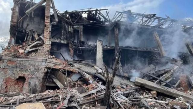 مبنى تعرض للقصف في دنبيرو
