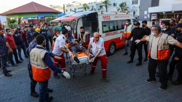 نقل فلسطيني مصاب إلى مستشفى الشفاء بعد هجوم إسرائيلي على غزة