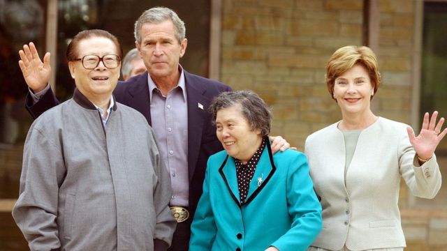 جیانگ زمین در دوران زمامداری چندین بار به آمریکا سفر کرد. در این عکس او و وانگ یپینگ همسرش در کنار جورج دبلیو بوش و همسرش لارا بوش دیده می‌شوند