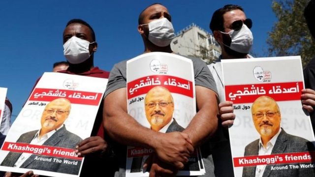 متظاهرون يحملون لافتات منددة بمقتل خاشقجي