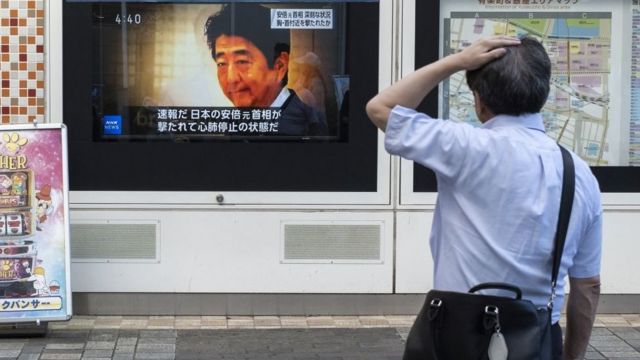 Hombre mirando noticias sobre Abe.