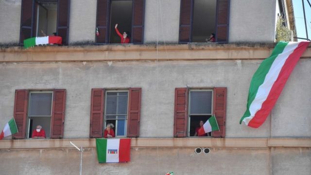 Gente recluida en sus casas en Italia, durante el confinamiento