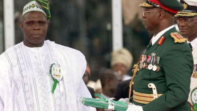 Oloye Olusegun Obasanjo n gba akoso Naijiria lọwọ ijọba ologun lọdun 1999