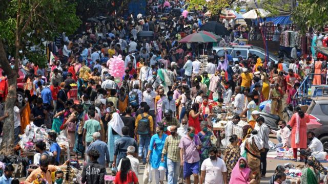 Multidões de pessoas fazem compras durante um mercado semanal em Kandivali (um subúrbio no noroeste de Mumbai)