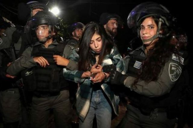 الشرطة الإسرائيلية تعتقل متظاهرة فلسطينية