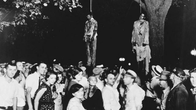 Суд Линча в городе Марион, штат Индиана, 7 августа 1930 г. Именно эта фотография вдохновила Абеля Меерополя написать песню “Strange Fruit”.