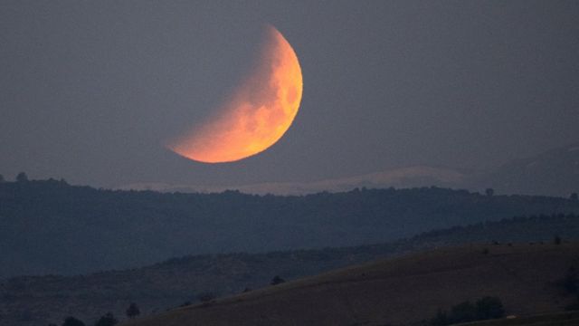 La superluna de sangre poniéndose en la República de Macedonia del Norte.