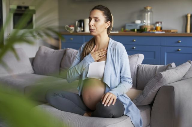 Mujer embarazada haciendo técnicas de respiación.
