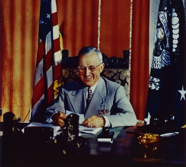Truman firmando la Ley de asistencia de ayuda exterior, que proporcionó un programa de ayuda exterior a Grecia y Turquía.