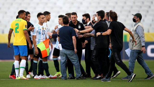 مباراة البرازيل والأرجنتين في تصفيات المونديال: تعليق المباراة إثر &quot;انتهاك  لاعبين قواعد وباء كورونا&quot; - BBC News عربي