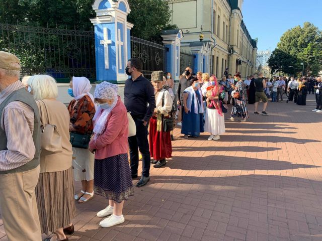 Тисячі людей прийшли 21 серпня у Михайлівський монастир на подячну службу патріарха