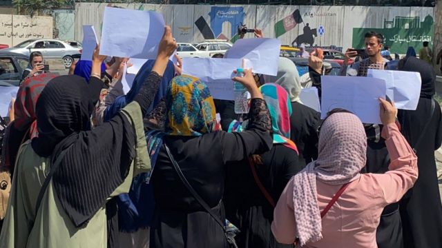 Mujeres afganas sostienen pancartas mientras piden a los talibanes que preserven sus derechos al trabajo y a la educación, en Kabul, el 3 de septiembre de 2021.