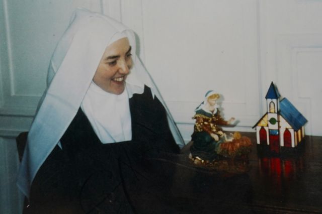 麗莎·奧帕拉 (Lisa Opala) 還是修女時的照片。